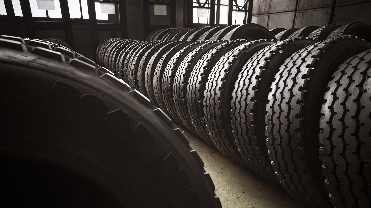 You are currently viewing 4 Tips For Choosing Trailer Tires